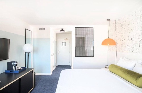 Venice Hotel | Beach Vibe: 2 Bedroom Urban Retreat | Heart of Venice | 1 min Walk to the Sand