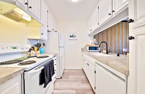 Townsite Condo | Beachfront beauty with ocean views, private balconies, pool/hot tub, & WiFi