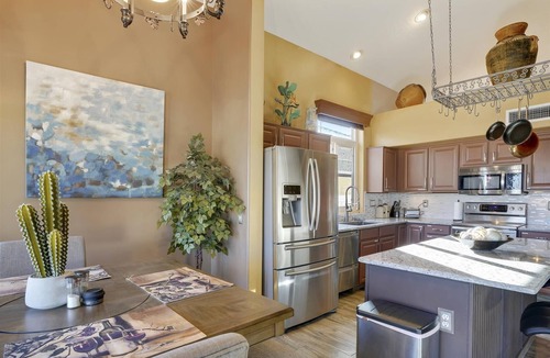 Palm Valley House | BEAUTIFUL 4 BEDROOM, PRIVATE HEATED POOL, HOT TUB, PET FRIENDLY & GREAT LOCATION