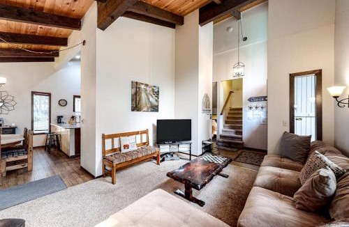Country Club Estates House | Beautiful cabin near hiking biking skiing Heavenly Valley with fireplace