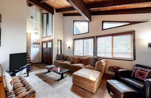 Country Club Estates House | Beautiful cabin near hiking biking skiing Heavenly Valley with fireplace