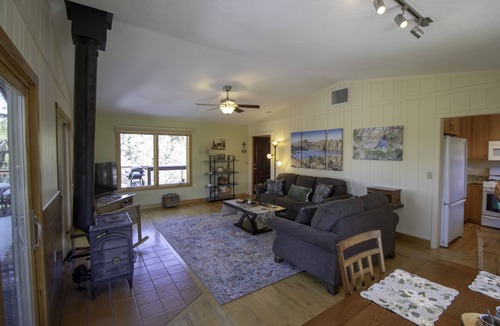 Mountain Club Cabin | Beautiful Home in the Pines: 3bed, 2bath just 10 min to Whiskey Row