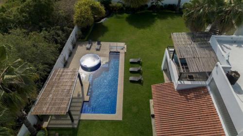 Sumiya House | Beautiful house with swimming pool, jacuzzi, pickleball court and steam room