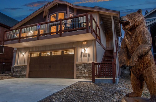 Boulder Bay Ski Chalet | Boulder Bay Chalet Lakefront- Elegantly Decorated With Hot Tub And Game Room! 3 Bedroom Chalet