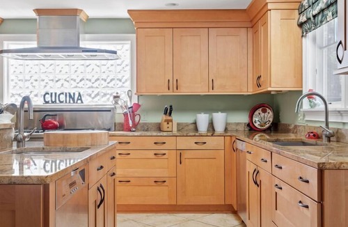 Narragansett Pier House | "Bricrist"-Private heated pool, walk to beach, central a/c, ocean views in Narragansett Pier!