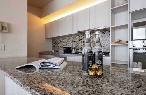 Financial District Condo | Bright condo w/pool, gym & sauna access