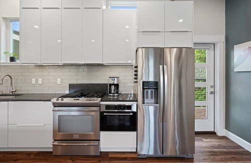 Bend House | Bright & Modern Near Downtown & 1st Street Rapids - Walk Downtown Along River