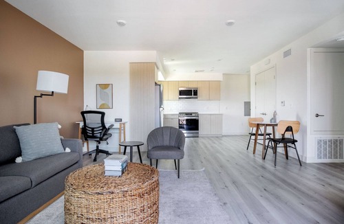 Mar Vista Apartment | Bright West LA 1BR w/Gym & W/D, nr Shops, Dining & 405, by Blueground
