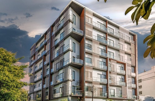 Providencia Apartment | Cama King · rooftop bar · Country Club Guadalajara · limpieza diaria