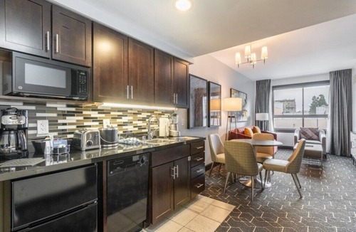 Lower Nob Hill House | Canterbury- A Warm Touch of San Francisco 2 Bedroom