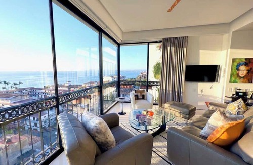 Romantic Zone Condo | Casa Frida: Luxe Pier 57 Oceanview Corner Unit