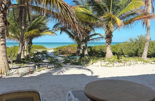 El Cuyo House | Casa Reyna - Beachfront 2-bedroom house with AC in beautiful El Cuyo