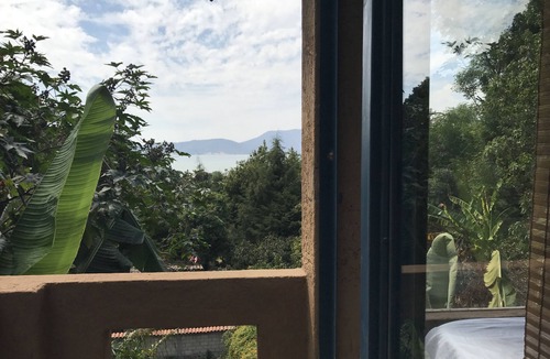 Valle de Bravo House | Casita Coporito overlooking the lake and stream