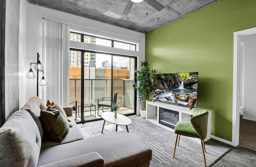 Evans Churchill Apartment | Centric 2BR In HEART of DTPHX Free Garage Parking