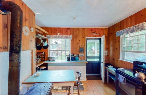 Charlotte Cottage | Century-Old Lakefront Victorian on a Private Island—Boats, Beach & Dog-Friendly