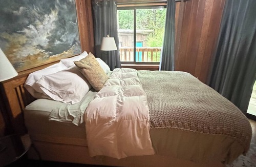 Cleone House | Charming 2-bedroom country house in Fort Bragg with a view of Mckerriker Beach.