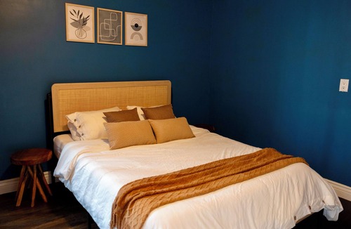 Silver Lake House | Charming bungalow with WiFi and AC in beautiful Silver Lake!