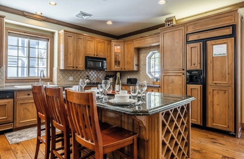 Mammoth Lakes Cabin | Charming Chalet at Sonenalp | Walk to Canyon + Hot Tub, Sauna, Garage