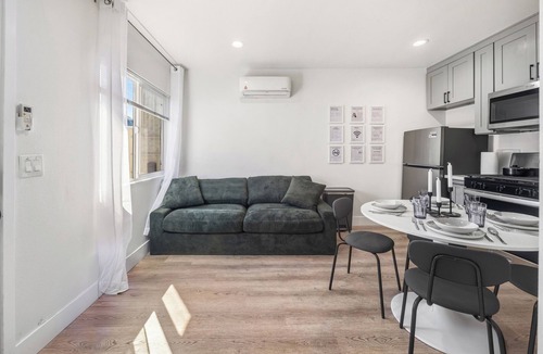 Garden Grove Apartment | Charming Garden Grove Studio Private Entry 10 Min to Disneyland