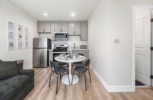 Garden Grove Apartment | Charming Garden Grove Studio Private Entry 10 Min to Disneyland