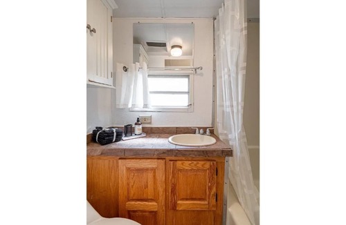 Yuma House | Charming Vintage Park Model - steps to pool, 55+