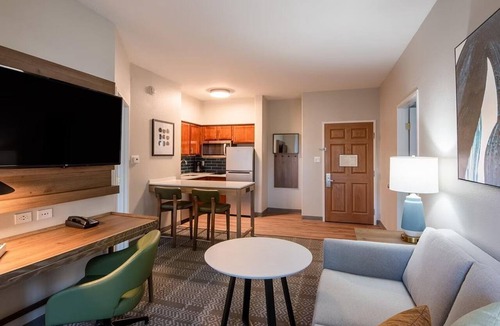Glendale Sports and Entertainment District Apartment | Chic 2BR Suite w/3 Beds | Free Breakfast + Pool