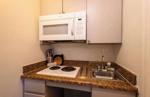 Tolleson Apartment | Chic AZ Studio | Travel Nurses Welcome!