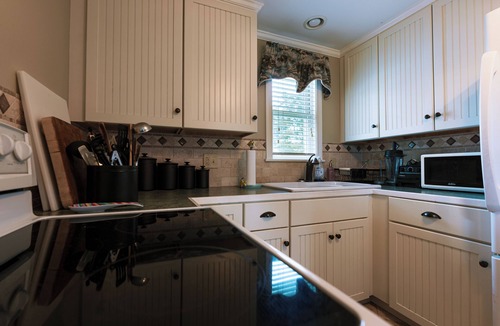 Misquamicut Cottage | Chip's Haven at Misquamicut Beach, family-friendly cottage a block from the sand