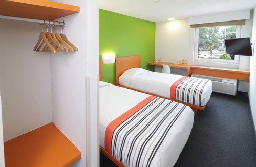 Toluca Hotel | City Express Junior by Marriott Toluca Aeropuerto