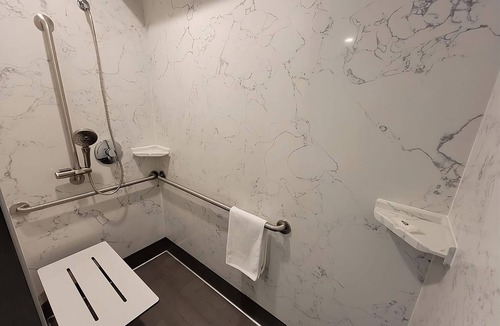 Newhall Hotel | Close to De Saisset Museum! 3 Modern Units, FREE Parking Onsite!