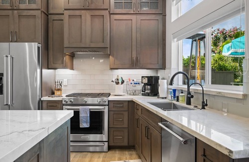 South Oceanside House | Coastal Escape: 2BR/2B w/King En-suite + Balcony Views, Deck, BBQ