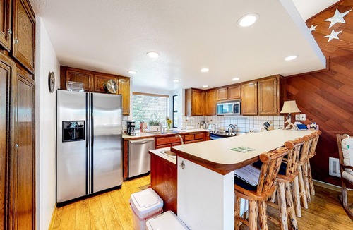 Mammoth Lakes Condo | Condo Less than a Mile from Mammoth Village w/Private Hot Tub & Fireplace