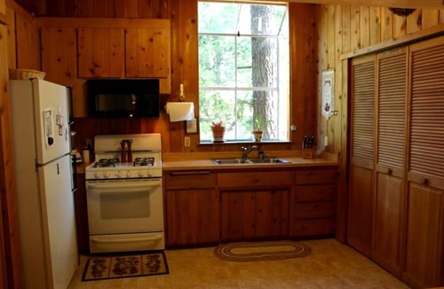 Gold Run Cabin | Country Cabin with Spa Hot Tub and Private Deck near Rollins Lake in California