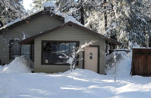 Gold Run Cabin | Country Cabin with Spa Hot Tub and Private Deck near Rollins Lake in California