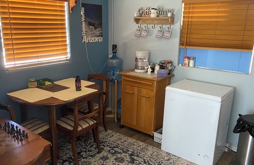 Lake Montezuma Cottage | Cozy 1 bedroom Tiny-Home in welcoming Lake Montezuma with AC & attached pergola.