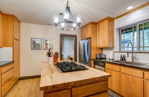 Arnold Cabin | Cozy 4 bedroom Cabin with Hot Tub & EV charger in Blue Lake Springs