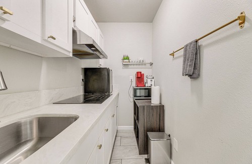 Compton Apartment | Cozy & Convenient Condo in Compton, Pets Welcome!