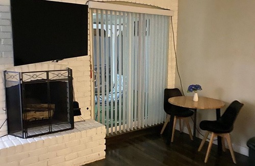 Paradise House | Cozy Hideaway, a studio with fireplace, full kitchen, washer, dryer poor in yard