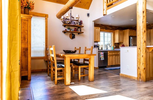 Klamath Falls Ski Chalet | Cozy renovated Running Y Chalet w Deck, Grill, Hot tub & Resort amenities.