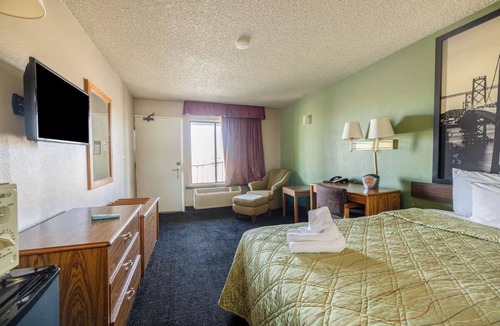 Barstow Hotel | Deluxe King Bed Vintage Charm Route 66 Room Near Harvey House
