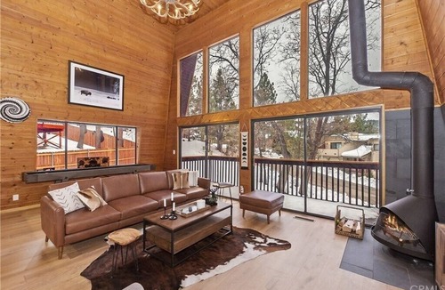 Upper Moonridge House | Designer cabin w/sauna & hot tub 1 mile from Bear mountain