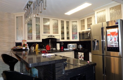 Waikiki Hotel | Direct Oceanfront in the Heart of Waikiki! Spectacular New Custom Reno!