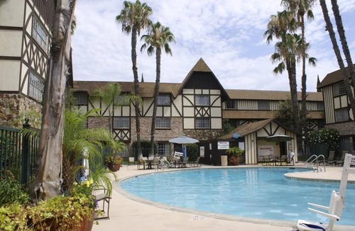 Anaheim Resort Apartment | Disneyland Getaway: Castle Retreat by Majestic Gardens