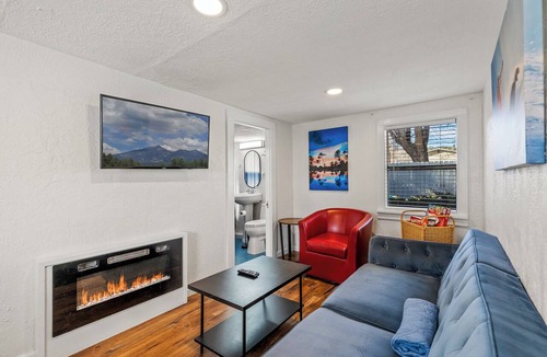 Flagstaff House | Downtown Big Sky Bungalow w/AC, Fully Fenced Yard, W/D, 2 Smart TVs, Speedy WiFi