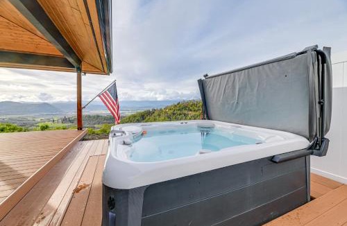 Roseburg House | Dreamy Hilltop View: Roseburg Retreat w/Hot Tub!