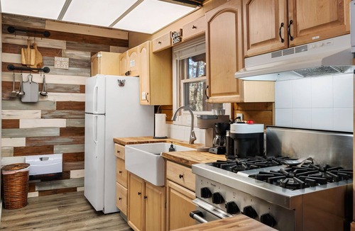 Mountain Club Cabin | Easy Walk to Downtown Whiskey Row. A Log Cabin in the Pines.