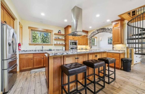 Mountain View Estates Cabin | EchoView Adventure Lodge: Hot Tub+Game Room, Trail