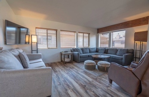 June Lake Condo | Edgewater #4 NEWLY RENOVATED! “GARAGE PARKING“ EN-SUITE KING SIZE BED