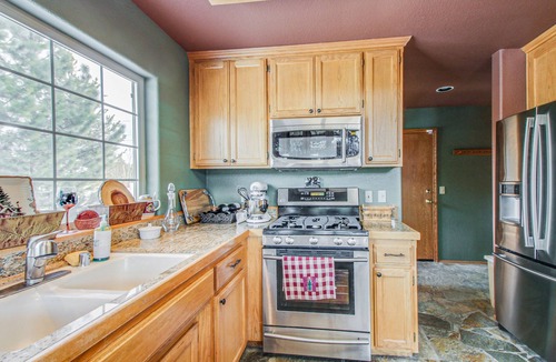 Truckee House | Elegant Mountain Retreat, Shared Hot Tub, Pool, & Resort Amenities - Near Beach