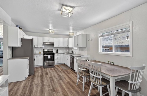 Sierra Tract House | Emerald Heights - 2 Living Rooms, 3 Queen Bedrooms, Crib + Pac N Play, Furnished Deck with Grill
